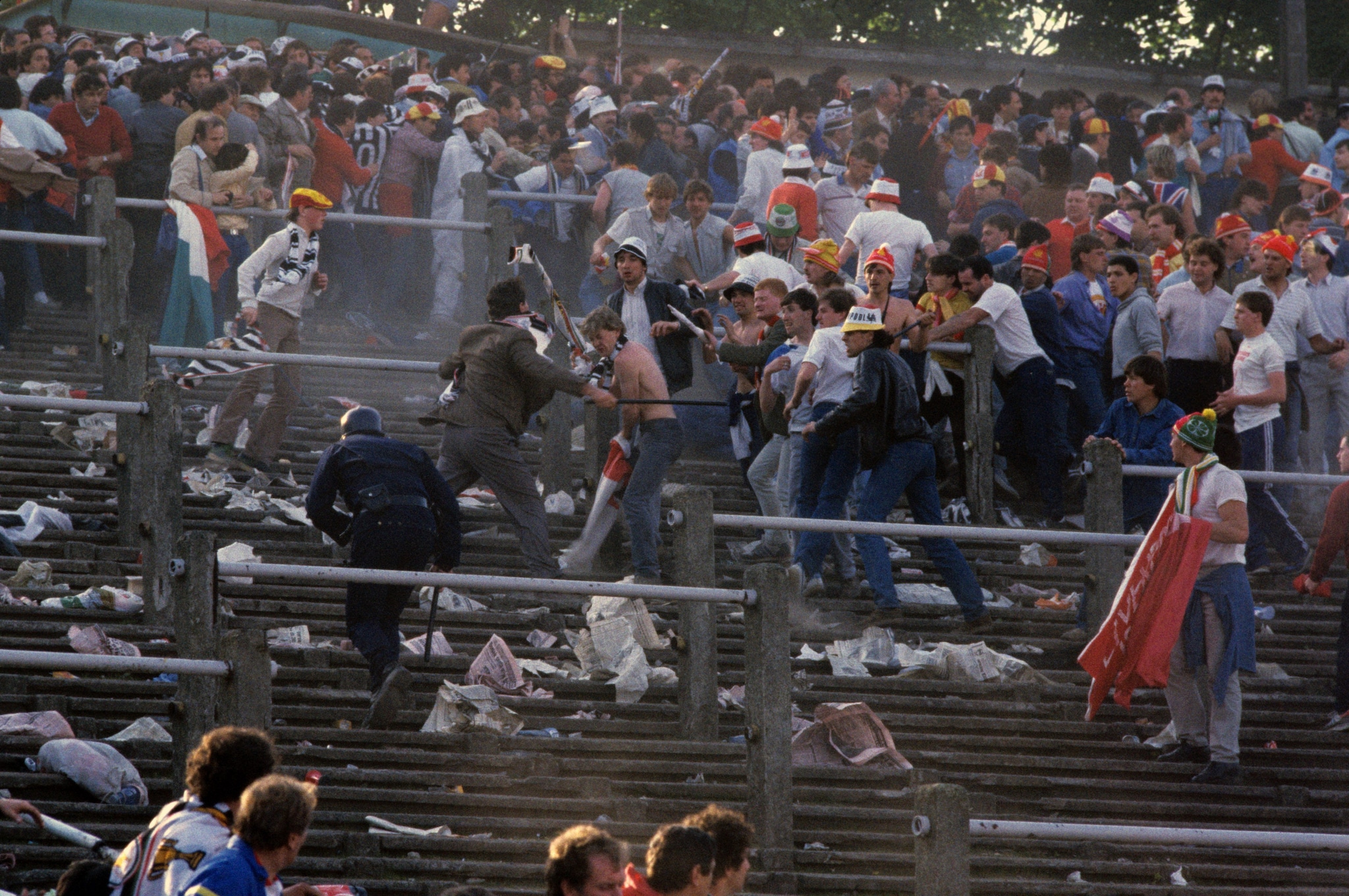 Gli incidenti allo stadio Heysel prima della finale di Coppa dei Campioni tra Juventus e Liverpool