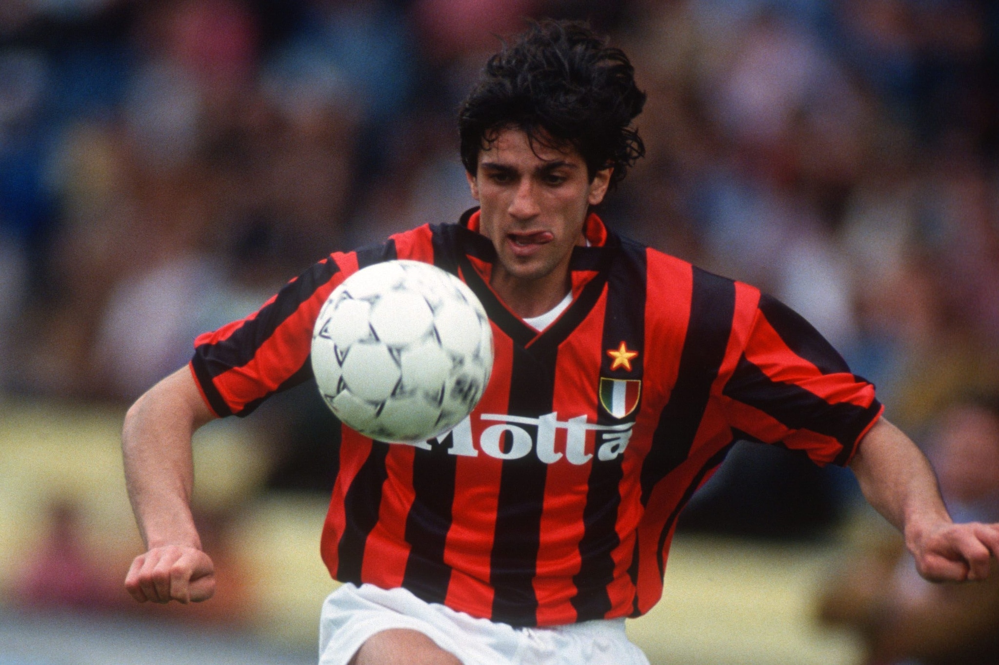 Gigi Lentini con la maglia del Milan: l'ha indossata dal 1992 al 1996, in mezzo la lunga assenza dopo l'incidente