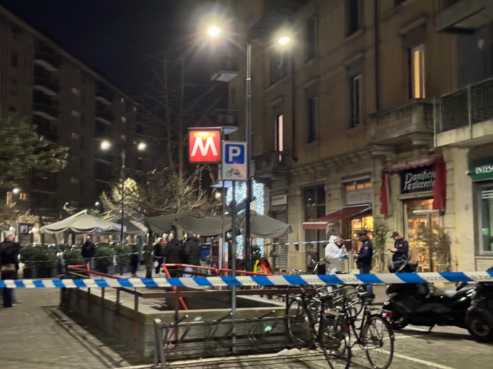 Il luogo della sparatoria, a piazzale Gambara, Milano (foto Beatrice Barra - Fanpage.it)