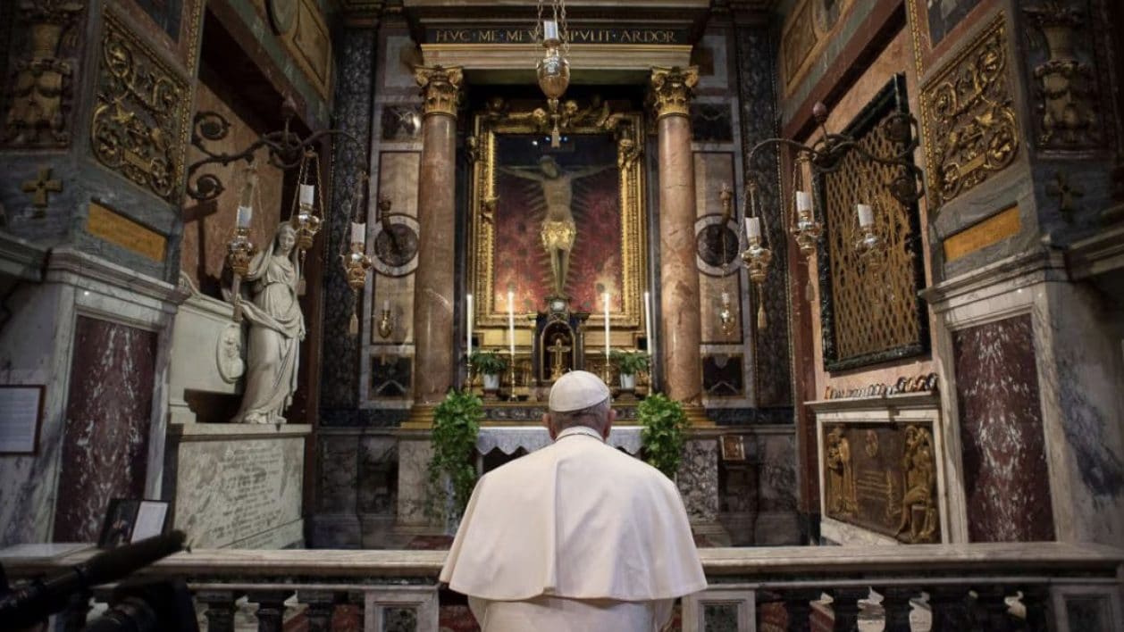 Papa Francesco in preghiera davanti al Crocifisso di San Marcello al Corso