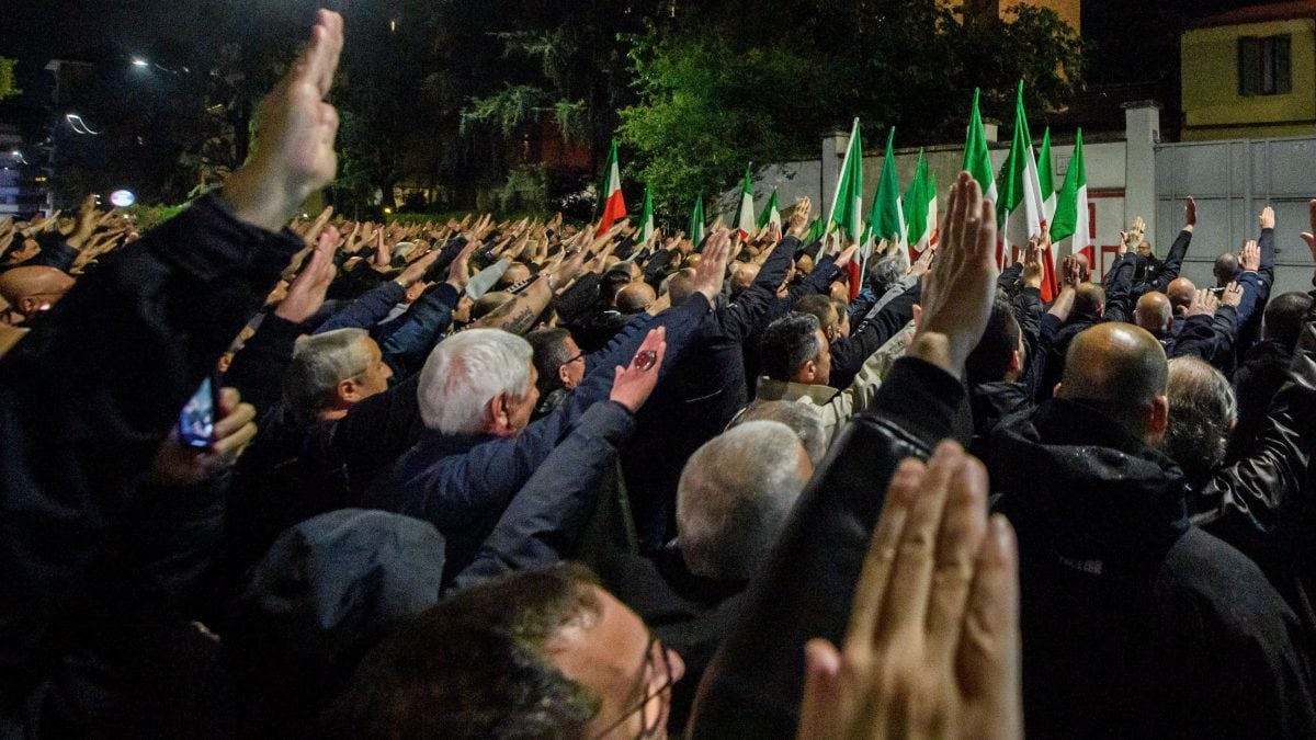 Il corteo a Milano per Sergio Ramelli il 29 aprile 2024 (foto da LaPresse)