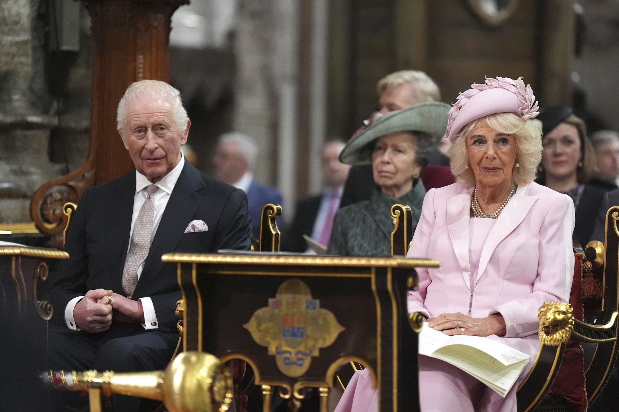 Camilla con cappello di Philip Treacy