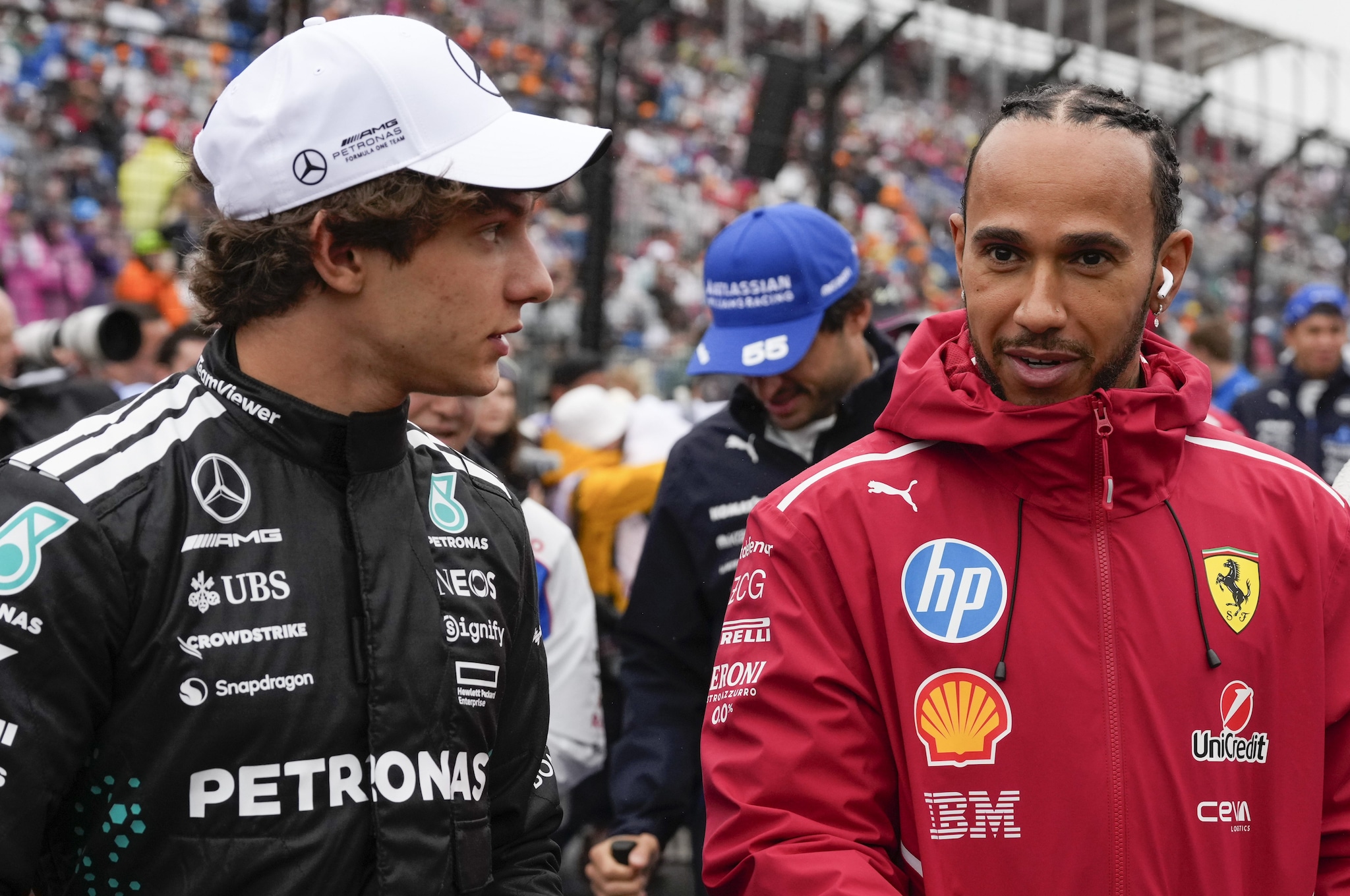 Kimi Antonelli con Lewis Hamilton a Melbourne per il primo GP stagionale