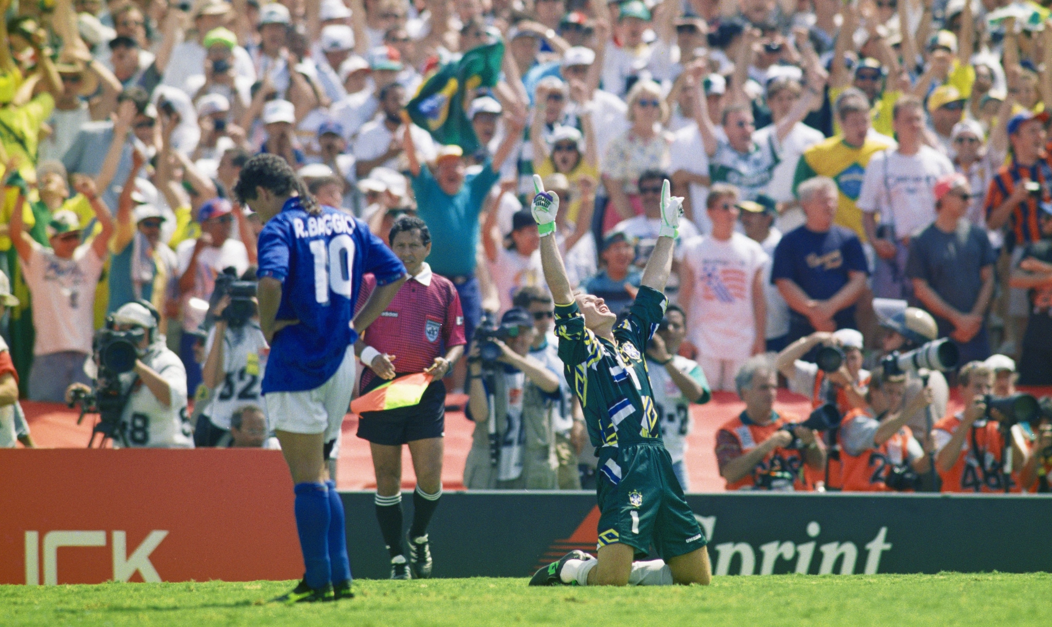 Roberto Baggio dopo aver fallito il rigore nella finale dei Mondiali Usa '94.