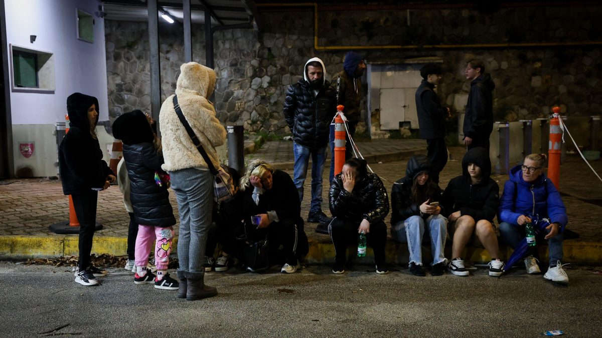 Cittadini in strada dopo la scossa del 13 marzo di magnitudo 4.6 Richter