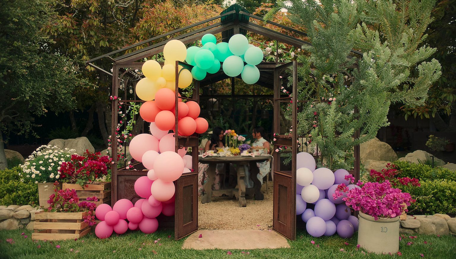 La veranda dove viene organizzata una festa per i bambini | Foto Netflix