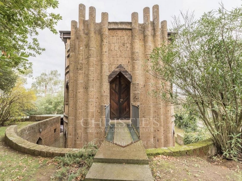 Il ponte levatoio e le canne d'organo simboleggiano architettura e musica