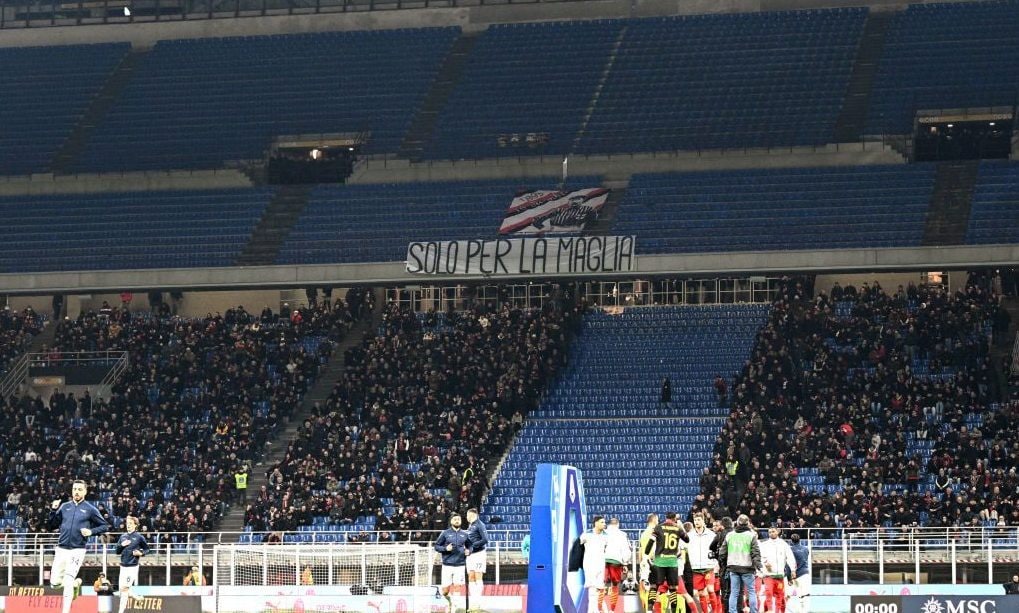 La contestazione dei tifosi del Milan prima della partita.