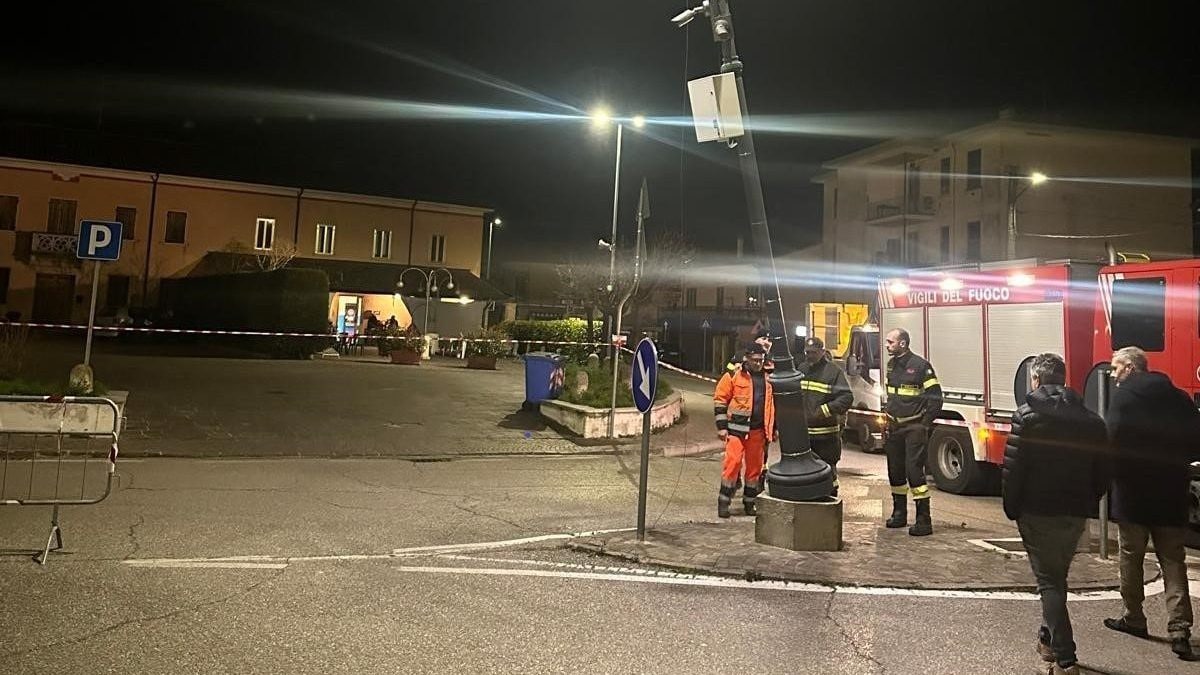 Il palo danneggiato dalla caduta del parapendio a motore (foto da carabinieri di Mantova)