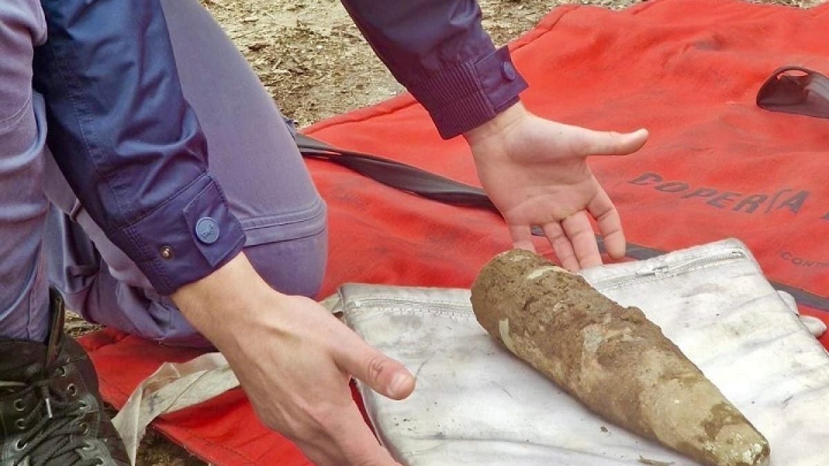 L'ordigno bellico trovato nel bosco di Albate (Como). Foto: Polizia di Como